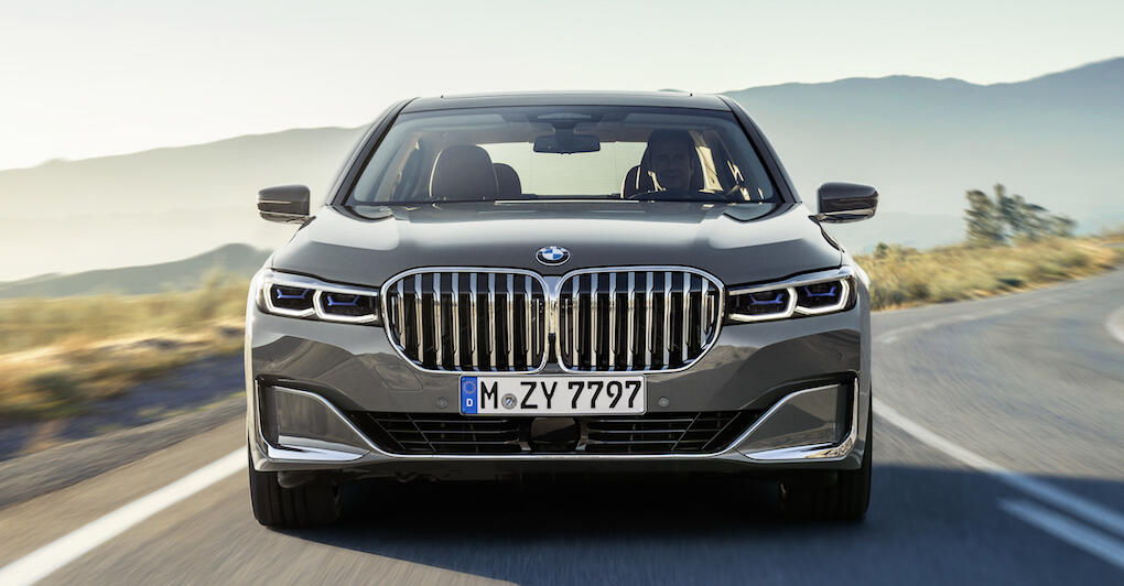 BMW X7 kör nedför en bergig väg. (AI text)