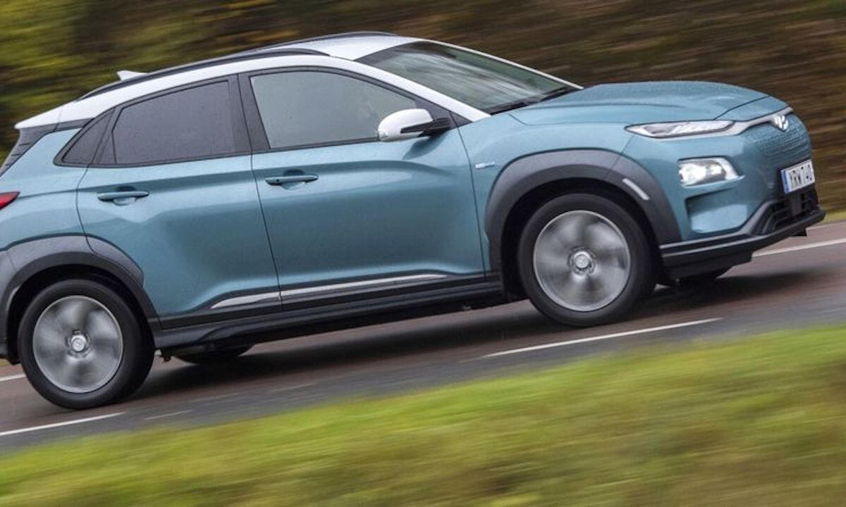 Den nya Hyundai Kona kör nerför en landsväg. (AI text)