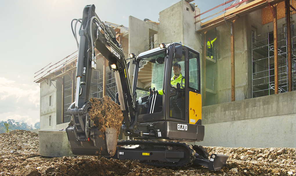 En person använder en grävare för att gräva en djupare håla i marken. (AI text)