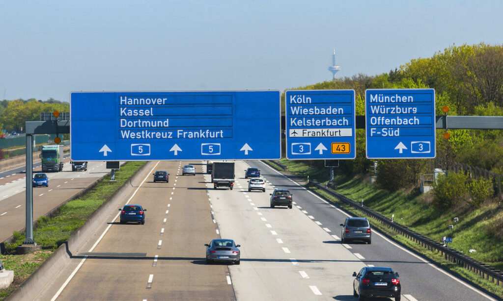 En motorväg med en skylt som säger'motorväg' (AI text)