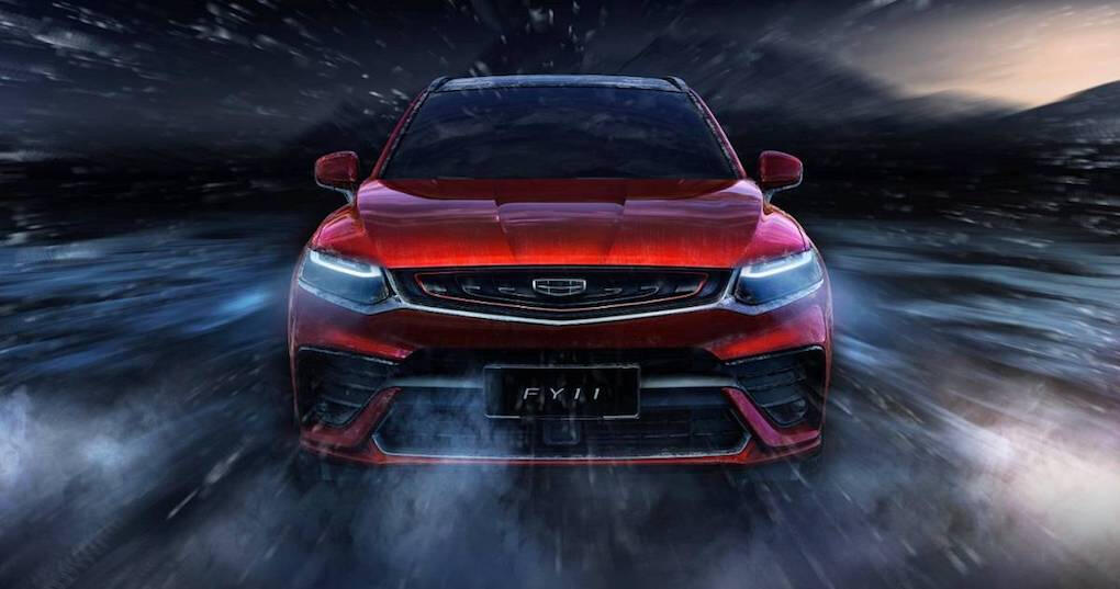 En röd SUV kör på en mörk väg. (AI text)