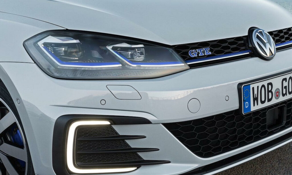 Volkswagen Golf R GTI R e TDI (AI text)