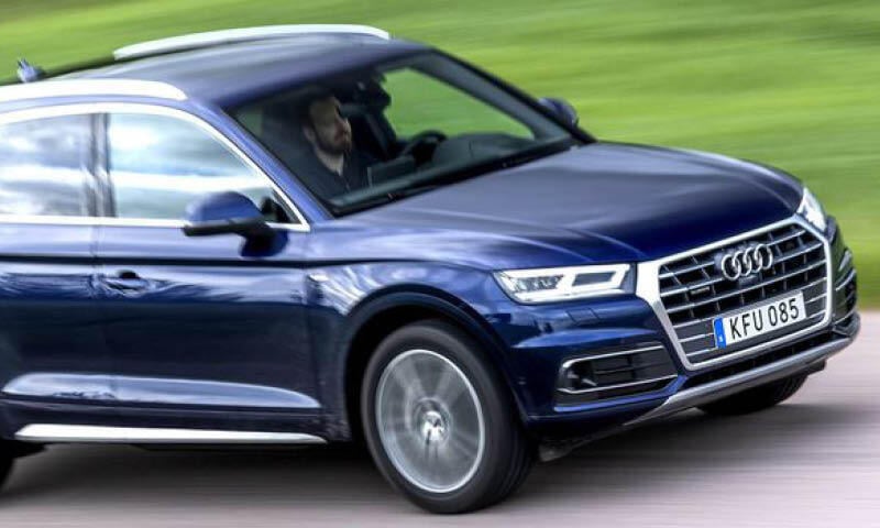Audi Q7 kör längs en landsväg. (AI text)