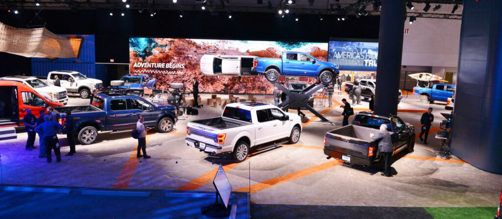 Många av monterhallarna på Detroitsalongen ekade tomma. Nu flyttas eventet till sommaren.