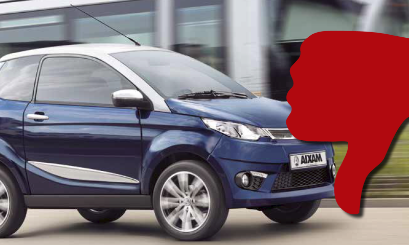 En liten bil kör nerför vägen med en röd prick på den. (AI text)