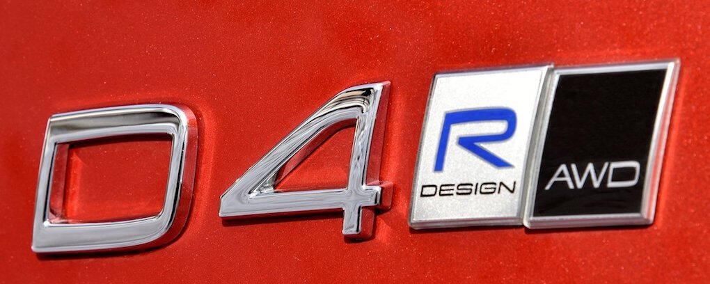 En röd bil med Adws logotyp. (AI text)