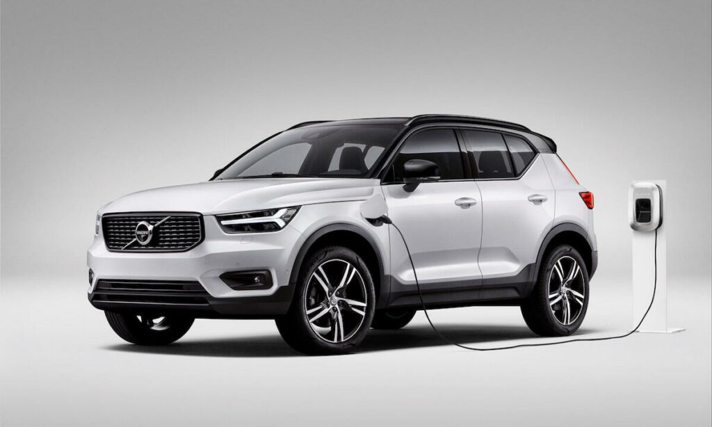 En vit Volvo XC90-terrängbil laddar på en elbilsboss. (AI text)