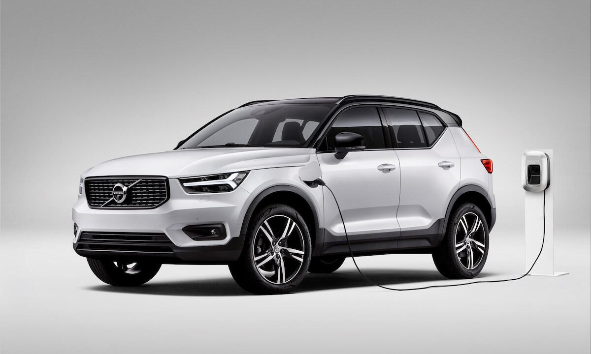 En vit Volvo XC90-terrängbil laddar på en elbilsboss. (AI text)