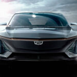 Cadillacs första elbil blir (förstås) en suv, men än så länge har den inget namn. Den bygger på GM:s nya elbilsplattform BEV3 och verkar storleksmässigt sikta på konkurrenten Audi e-tron.