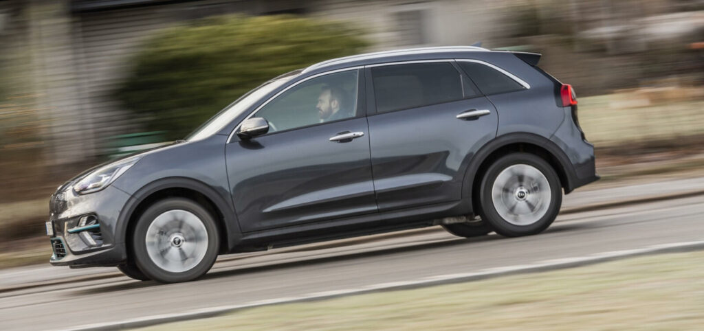 En grå Kia och Nissan. (AI text)