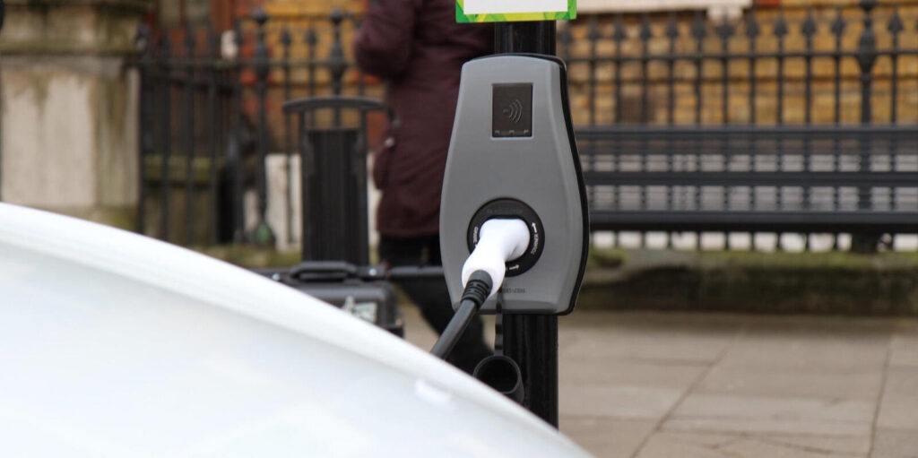 Själva laddtekniken grävs ned under jord vilket gör laddplatserna lite krångligare att sätta upp, men minskar också risken för att någon rycker ned laddboxen för att vandalisera. Laddboxarna har trådlöst nätverk för att kunna kommunicera med självkörande bilar i framtiden.