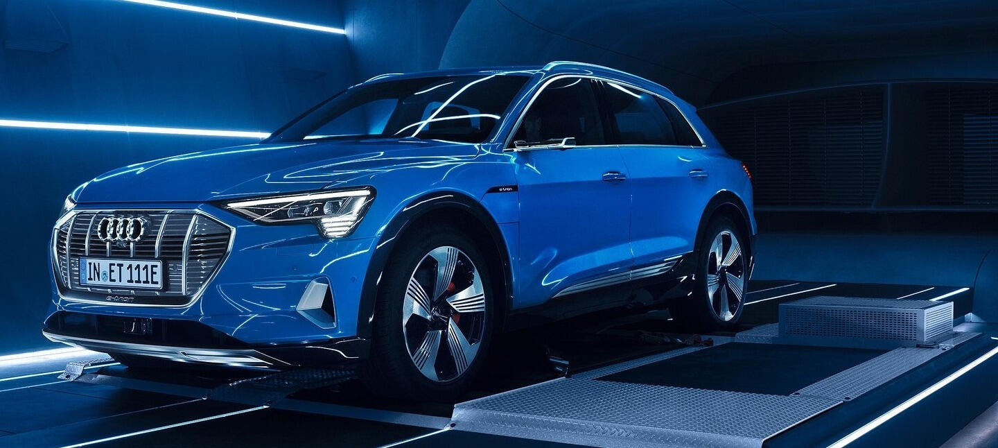 Audi e-tron-konceptbilen i en mörk tunnel (AI text)