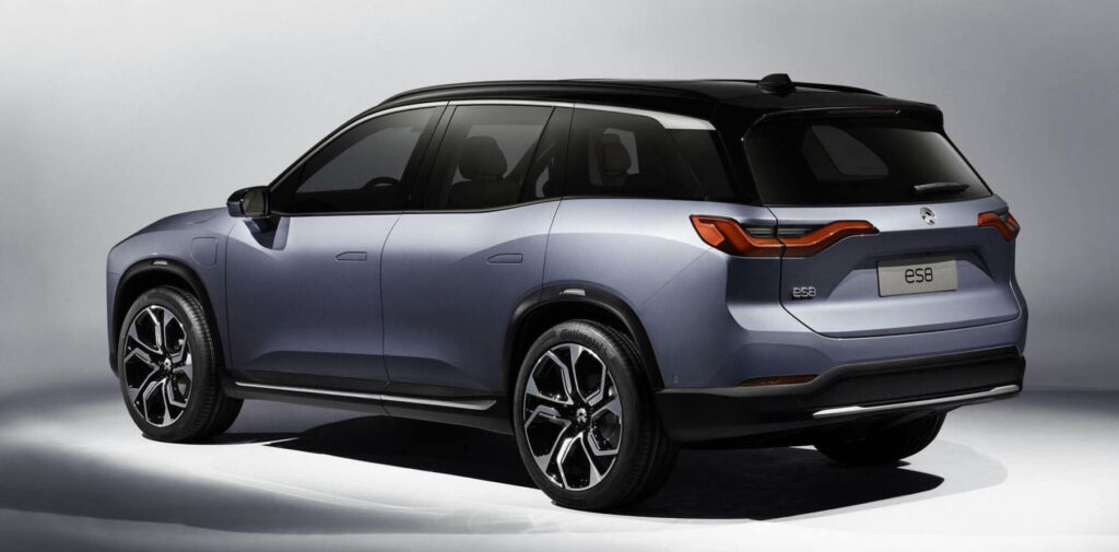 En ny SUV i en studioscen. (AI text)