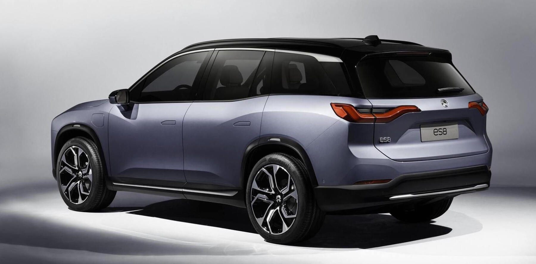 En ny SUV i en studioscen. (AI text)