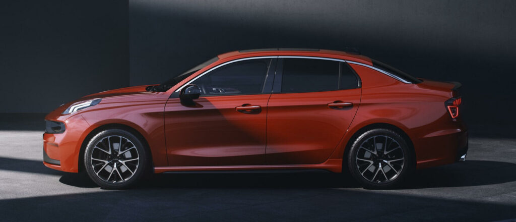 En röd bil i en mörk rum. (AI text)