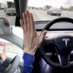 Jo, man kan släppa ratten, men bara kortare stunder.