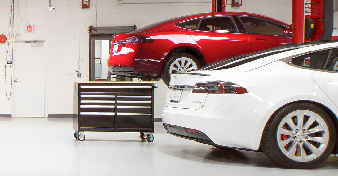 En Tesla Model S parkerad i garaget. (AI text)