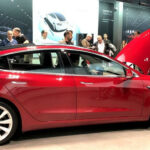 Tesla Model 3 utställd på Tesla Motor Show (AI text)
