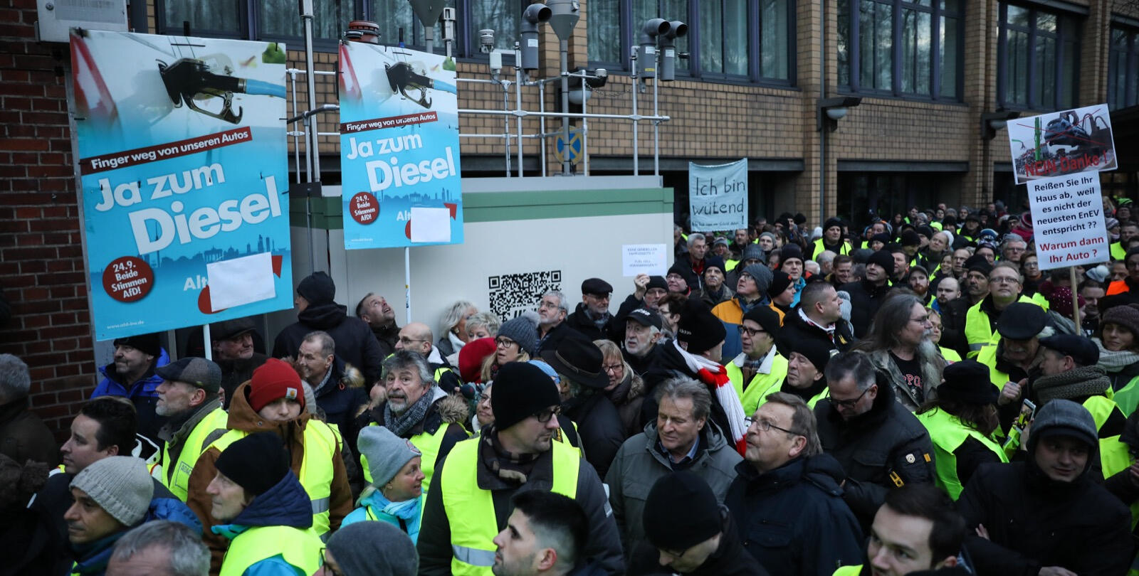En skara människor som protesterar mot dieselförbudet (AI text)