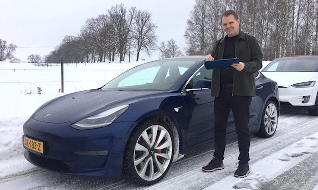 Alrik Söderlind är grymt imponerad av Tesla Model 3 på vinterväg.