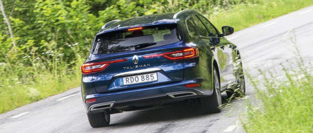 En blå Renault Kwid kör nerför en landsväg. (AI text)