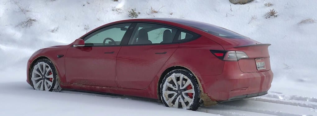 En decimeter snö är inga problem för Tesla Model 3.