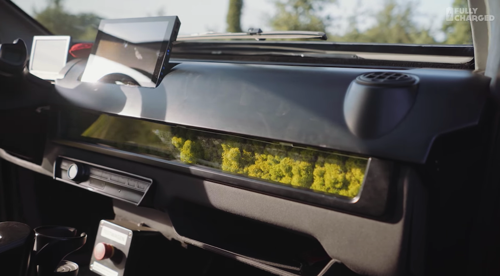 I instrumentpanelen finns ett lager mossa som renar luften i kupén.