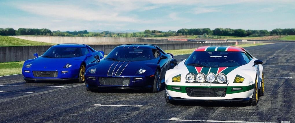 En grupp bilar på en bana. (AI text)