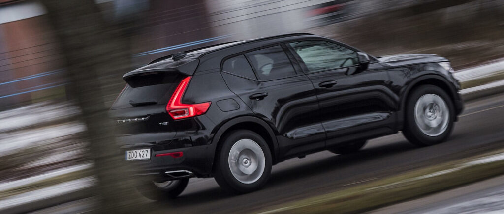 Volvo XC90-sUV:en kör ner en gata (AI text)