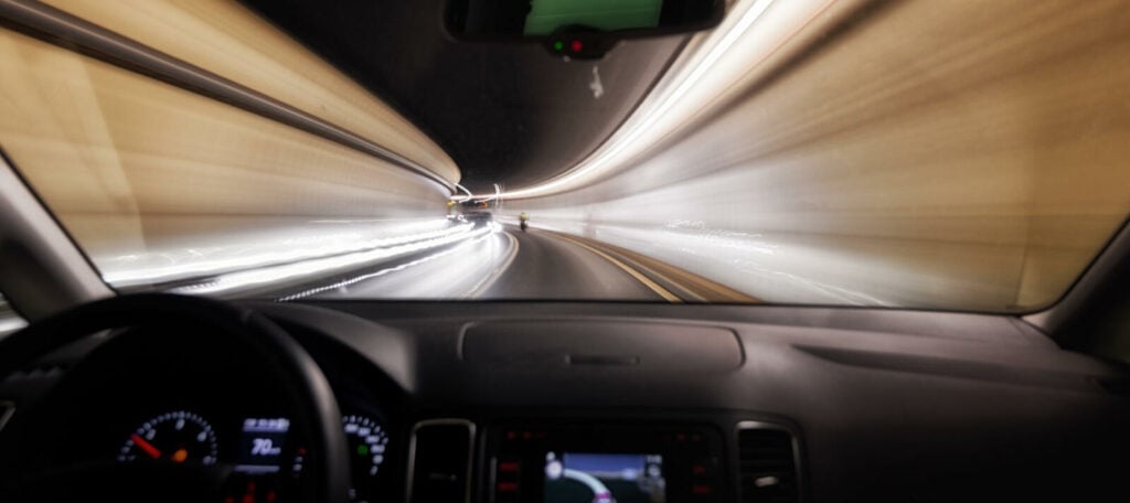En bil kör genom en tunnel. (AI text)