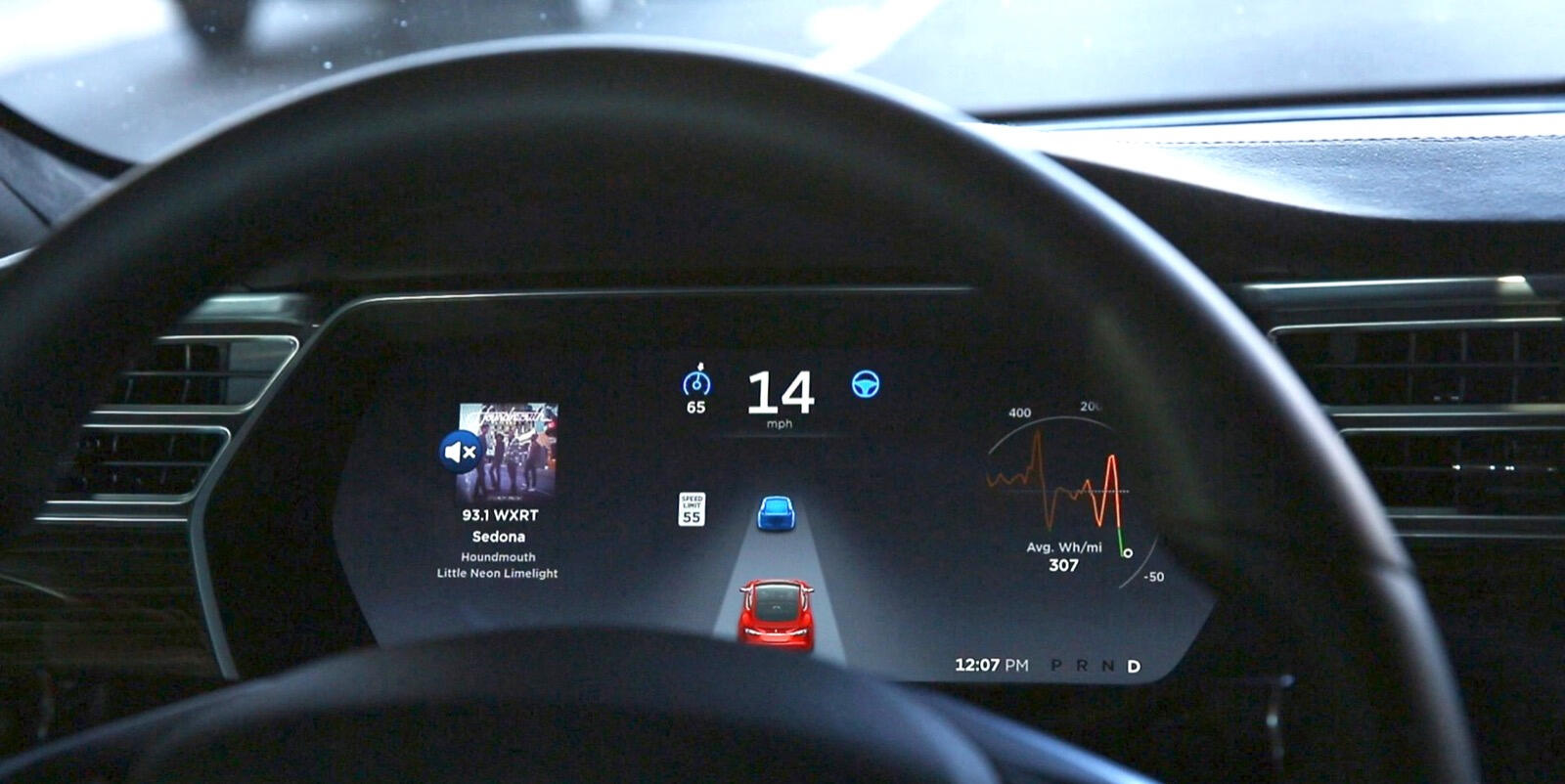 En förare kör en Tesla Model S bil. (AI text)