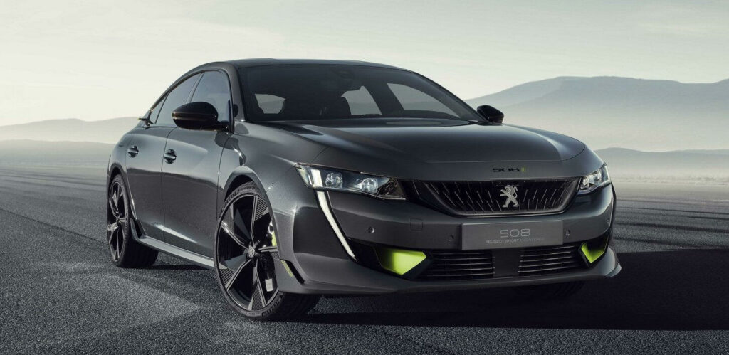 Peugeot 208 GT kör på en väg. (AI text)