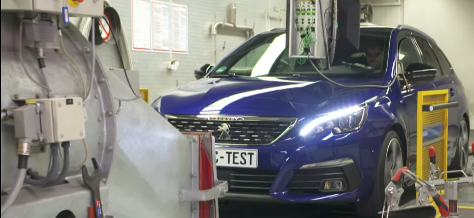 ADAC har testat bilarna i både testlabb och verklig trafik.