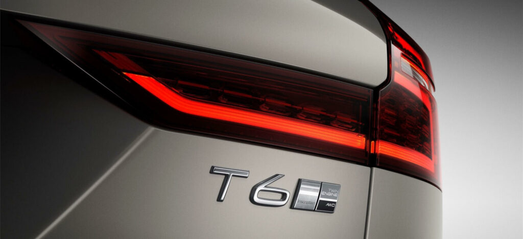 baklysen på en silverfärgad Audi A6 (AI text)