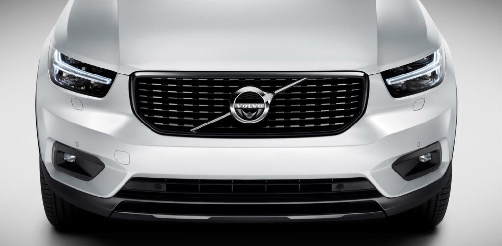 Volvo SUV:s främre del (AI text)