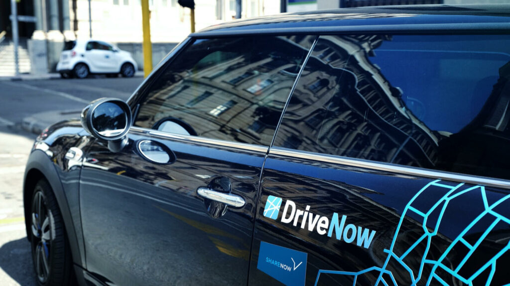 En Mini Cooper S parkerad på gatan. (AI text)