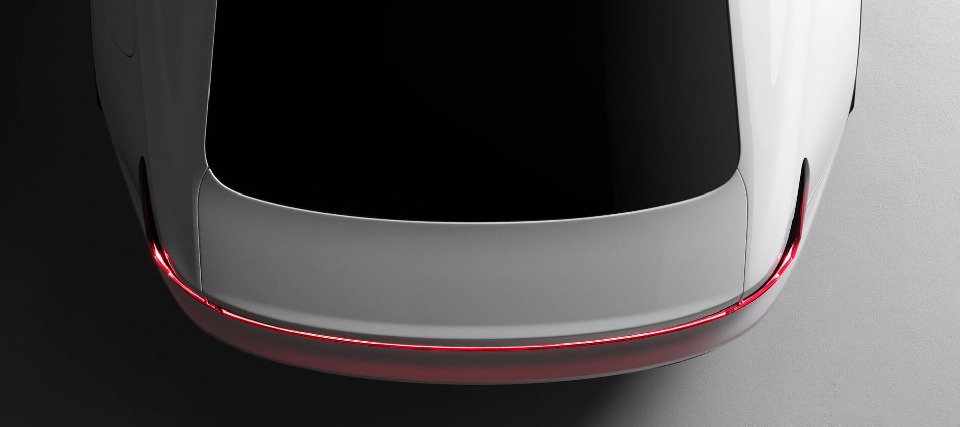 Ett ganska kurvigt bakparti jämfört med Polestar 1. Den nya mellanklasselbilen får en ljusramp över hela bakpartiet.