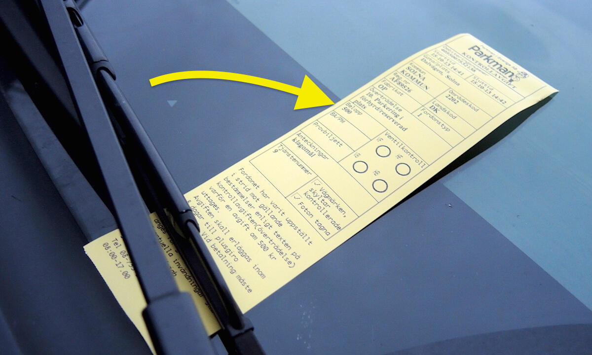 En gul parkeringsbiljett på en bil. (AI text)