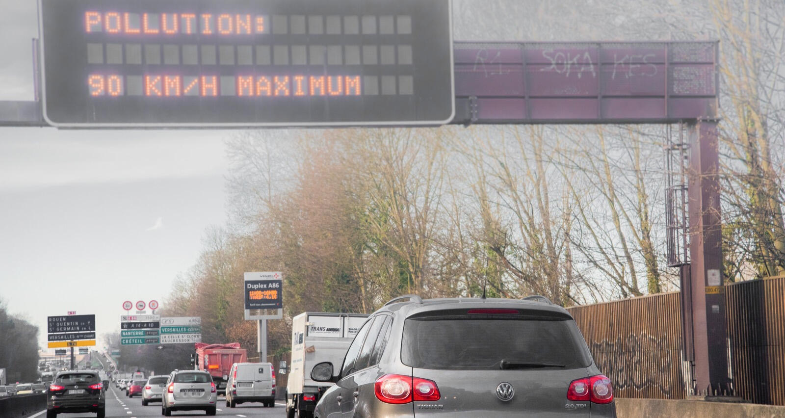 Paris är en av de franska städerna som sänker hastighetsgränsen när utsläppen blir för höga. Bilden är tagen vid ett tidigare tillfälle. Foto: Getty Images