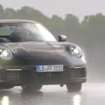 Ett nytt körläge hos 911:an är Wet Mode, som anpassar bilen för våta vägar.