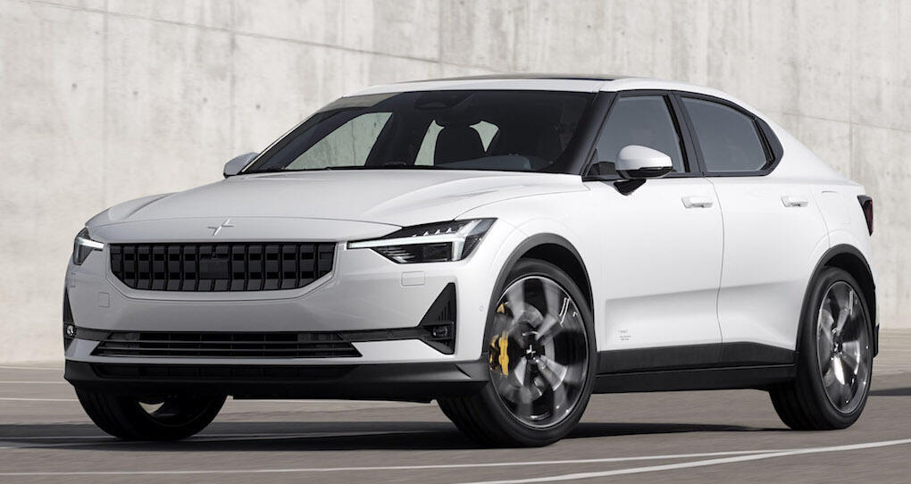 Volvo XC90 EV parkerad framför ett byggnad. (AI text)