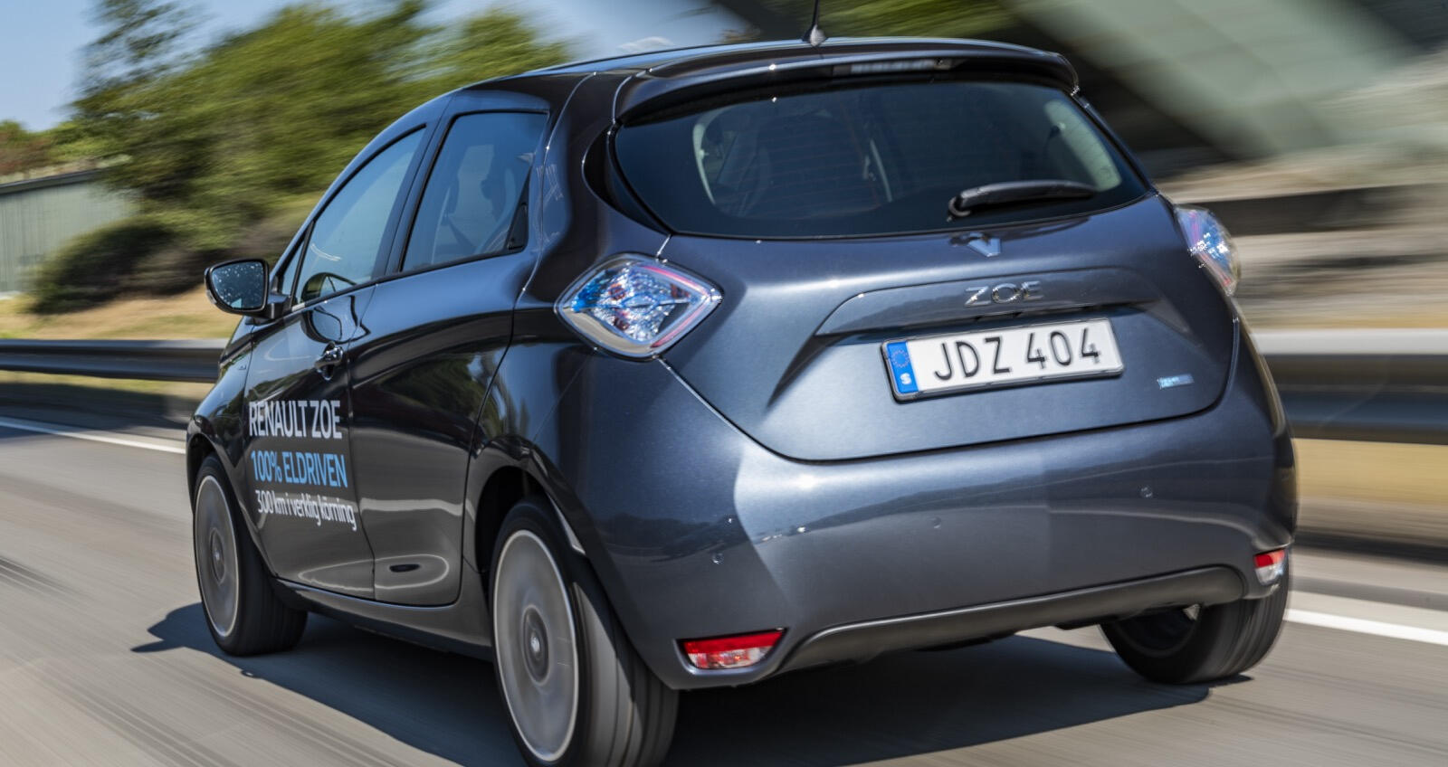 En Nissan e-NV200 kör nedför en väg. (AI text)