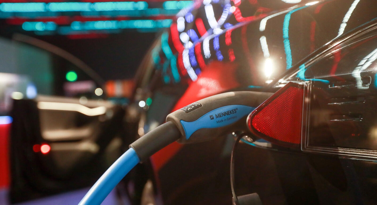 En bil är uppkopplad till en el-laddare. (AI text)