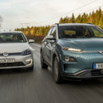 Två Volkswagen ID.4 kör längs en landsväg. (AI text)