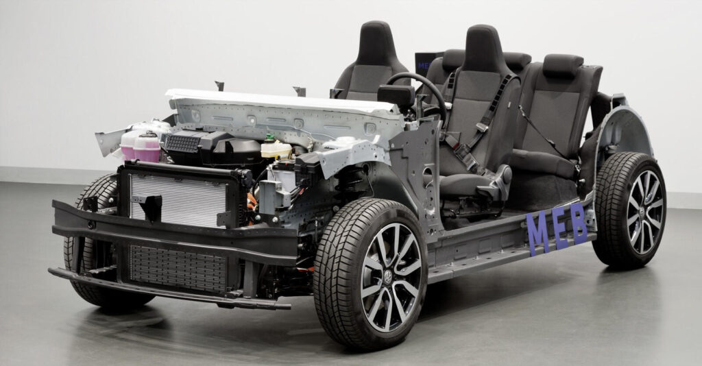 En bil med en motor och en batteri. (AI text)