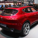 En röd SUV på utställning på bilsalongen (AI text)