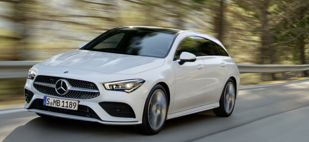 Mercedes-Benz CLA kör längs vägen (AI text)