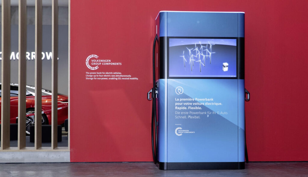 En bil står parkerad framför en laddstation. (AI text)