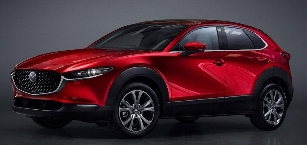 Mazda CX-30-konceptbil i en mörk studioscen. (AI text)