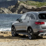 En Mercedes-Benz GLC står parkerad på stranden. (AI text)